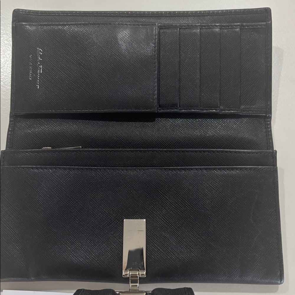 Gorgeous Ferragamo wallet with COA - Picture 3 of 7